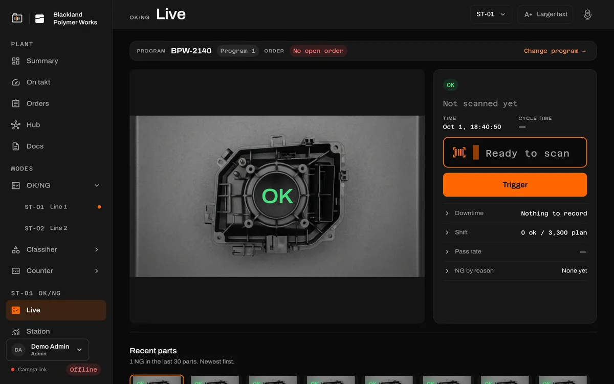 The OnFaktor Station live screen: a camera image of a moulded part marked OK, with the cycle time, downtime and shift counts beside it